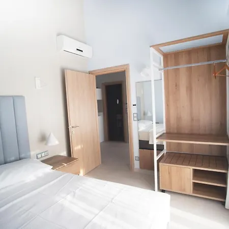 8 Boutique Aparthotel 4*